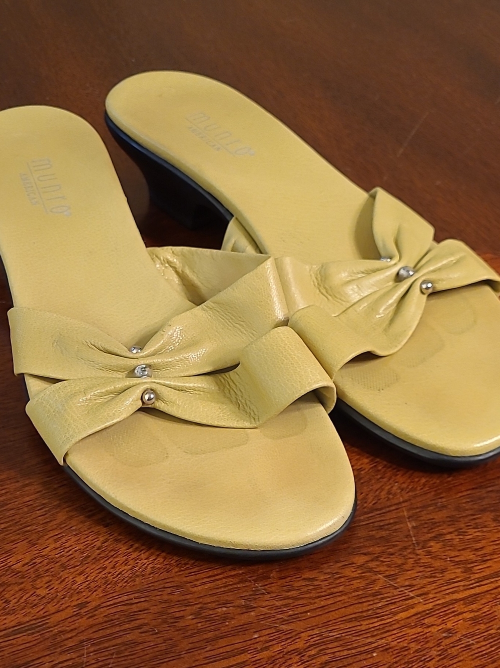 Vintage Munro American Yellow Leather Bow Slide Sandal Comfort 7.5W M460761 USA